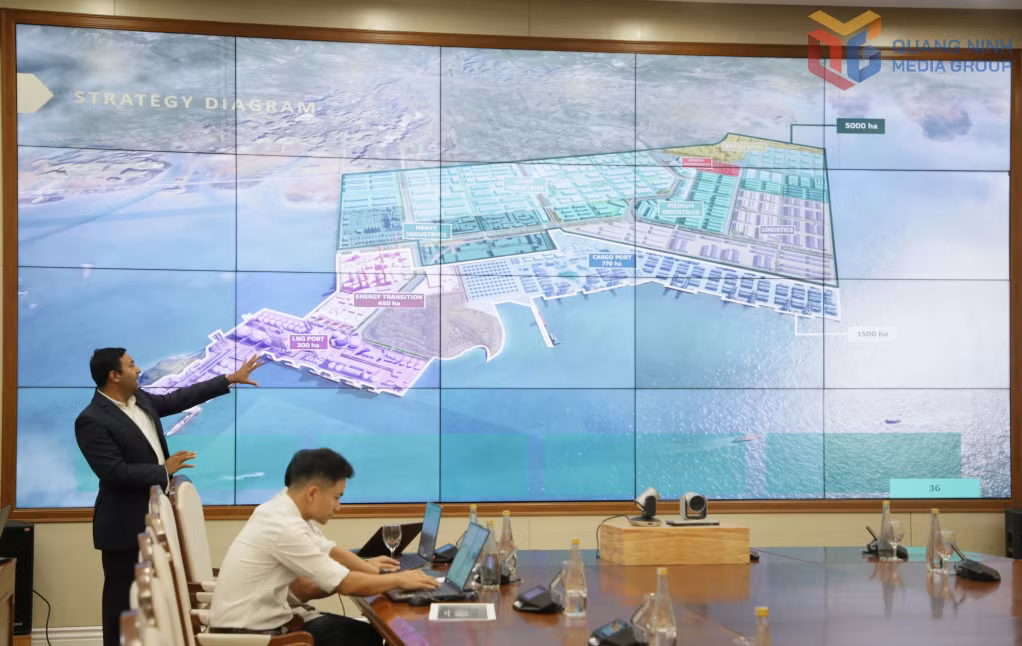 Đại diện nhà đầu tư giới thiệu về ý tưởng phát triển dự án.