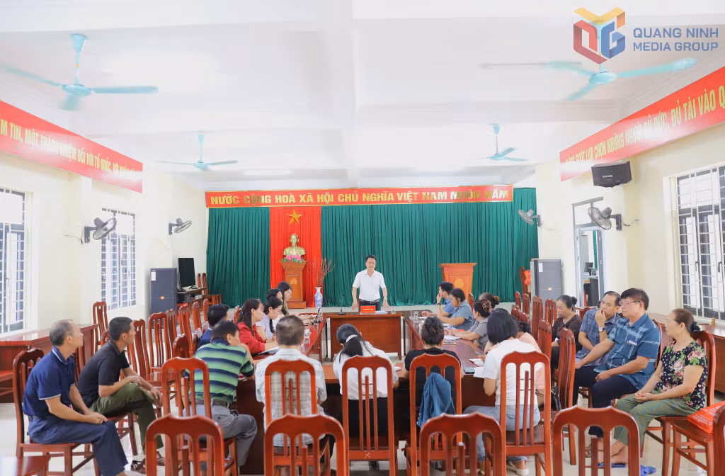 Đoàn khảo sát làm việc tại thôn Bình Quyền.