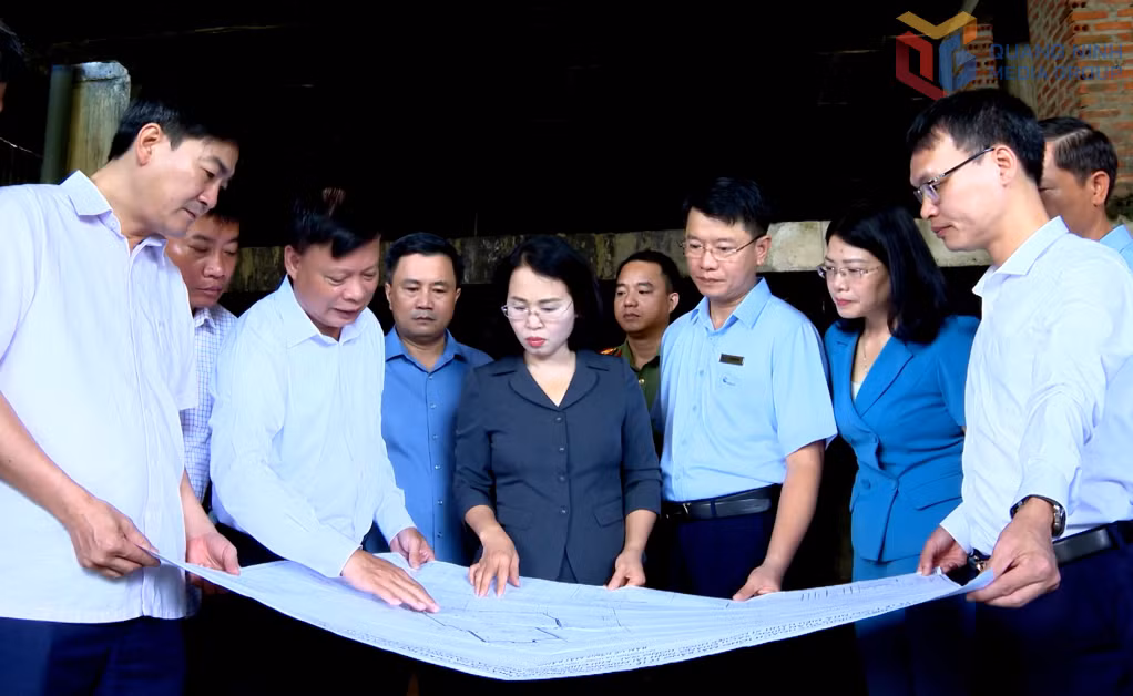 Đồng chí Trịnh Thị Minh Thanh, Phó Bí thư Thường trực Tỉnh ủy, Chủ tịch HĐND tỉnh, Tổ trưởng Tổ công tác số 1 của Tỉnh ủy kiểm tra một số dự án trên địa bàn phường Hạ Long.