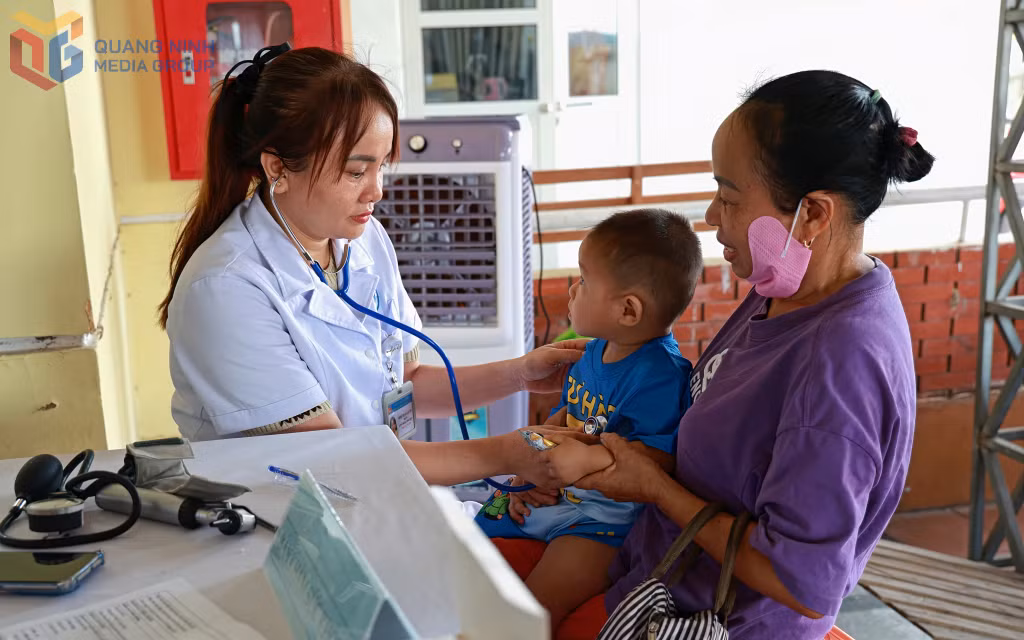 Khám sức khỏe cho trẻ em tại Trạm Y tế xã Quảng Tân.