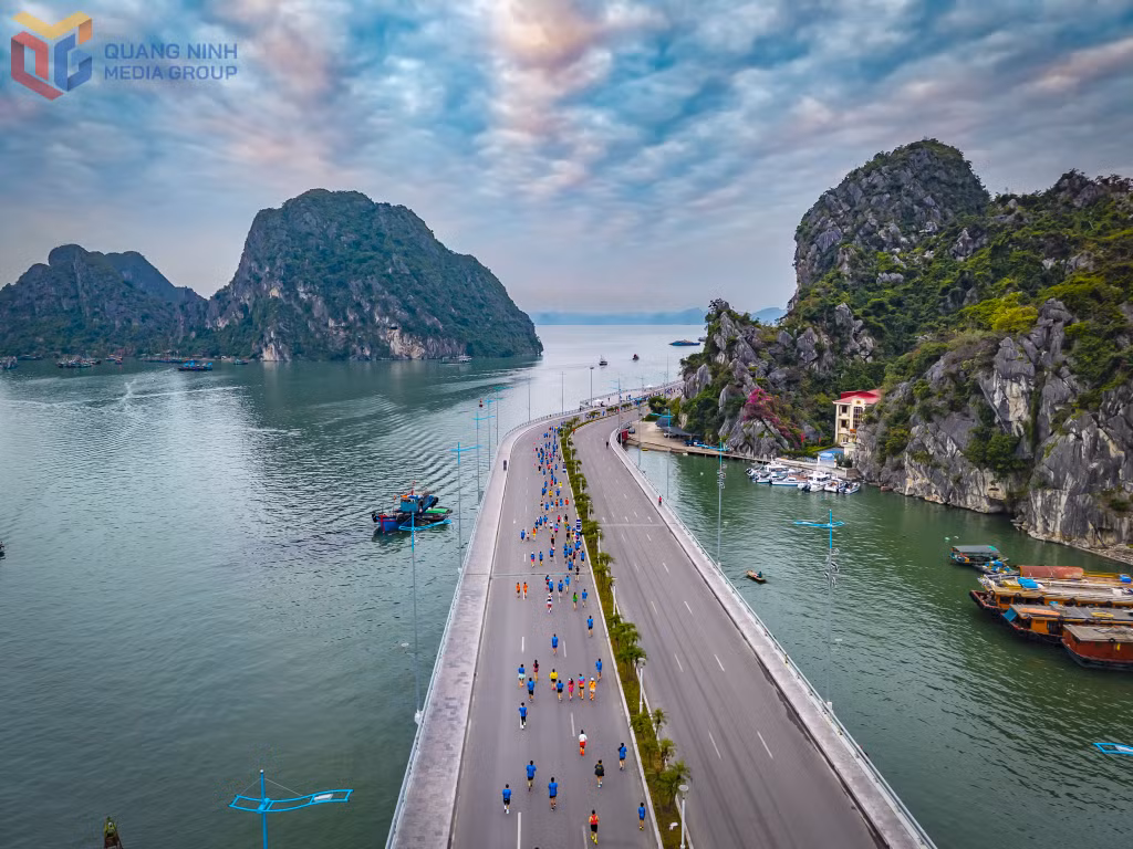 Cung đường Giải Marathon Quốc tế Di sản Hạ Long mang đến trải nghiệm đặc biệt cho các vận động viên khi chạy giữa không gian cảnh quan kỳ vĩ của Di sản Thiên nhiên thế giới Vịnh Hạ Long. Ảnh: Việt Anh