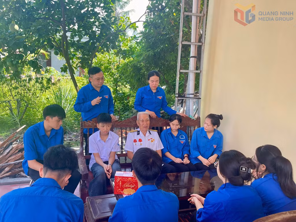 ĐVTN phường Yên Tử trò chuyện với cựu chiến binh Nguyễn Sĩ Tiến.
