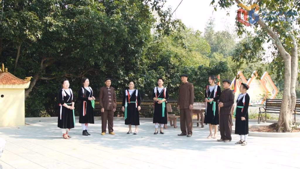 Các thành viên CLB hát Soọng Cô thôn Hà Dong (xã Hải Lạng) tập luyện hát Soọng Cô.