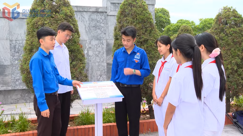 Đoàn Thanh niên phường Uông Bí giới thiệu bảng mã QR thông tin về nghĩa trang liệt sĩ của phường.