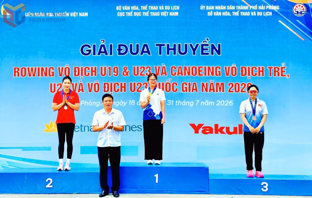 VĐV Lý Thị Cầm (bục số 1) giành HCV nội dung thuyền đơn - K1 cự ly 1000m vô địch U21.