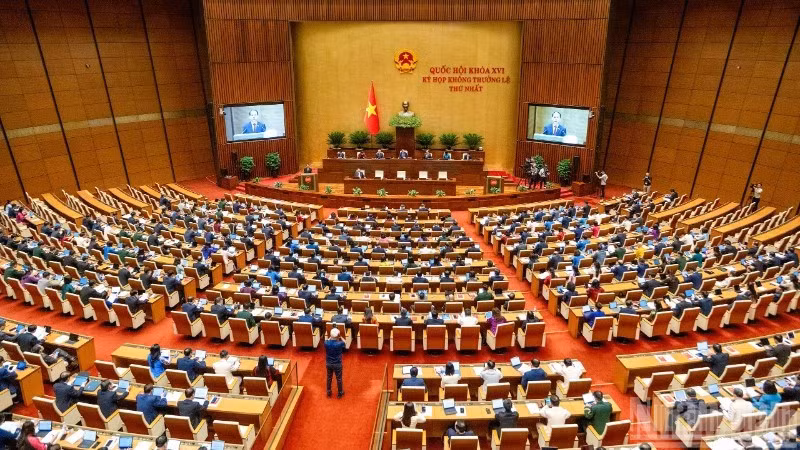 Quốc hội làm việc tại hội trường nghe Tờ trình và Báo cáo thẩm tra Dự án Luật Phổ biến, giáo dục pháp luật (sửa đổi). (Ảnh: THỦY NGUYÊN)
