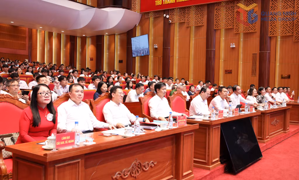 Các đại biểu dự chương trình gặp mặt.