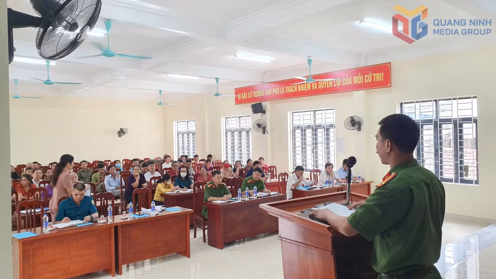 Công an xã Bình Liêu phối hợp với lực lượng tham gia bảo vệ ANTT ở cơ sở và những người uy tín tại địa phương tổ chức tuyên truyền, phổ biến pháp luật cho nhân dân.