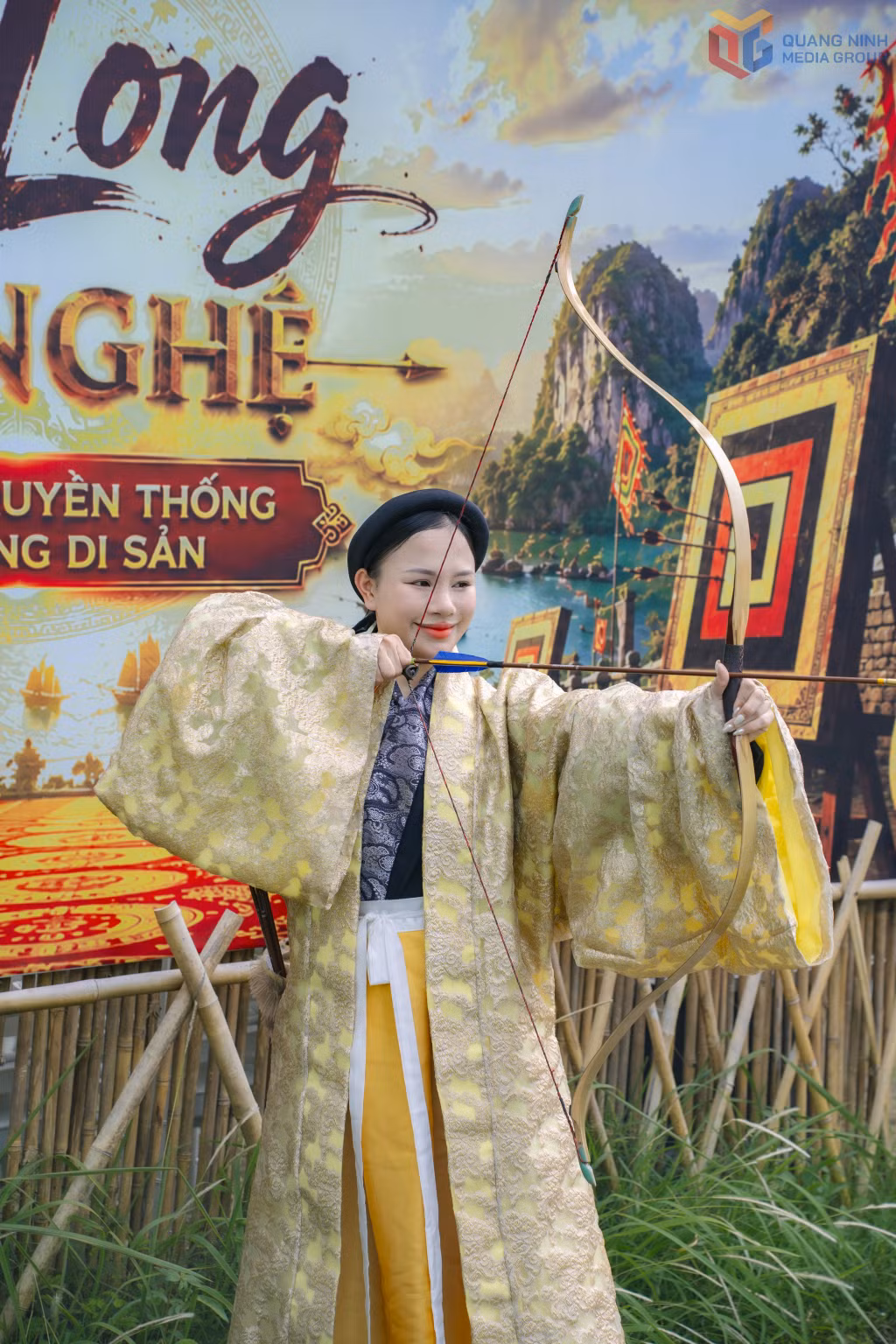 Hoạt động bắn cung còn kết hợp với trải nghiệm cổ phục Việt, tạo ra một không gian hấp dẫn giới trẻ.