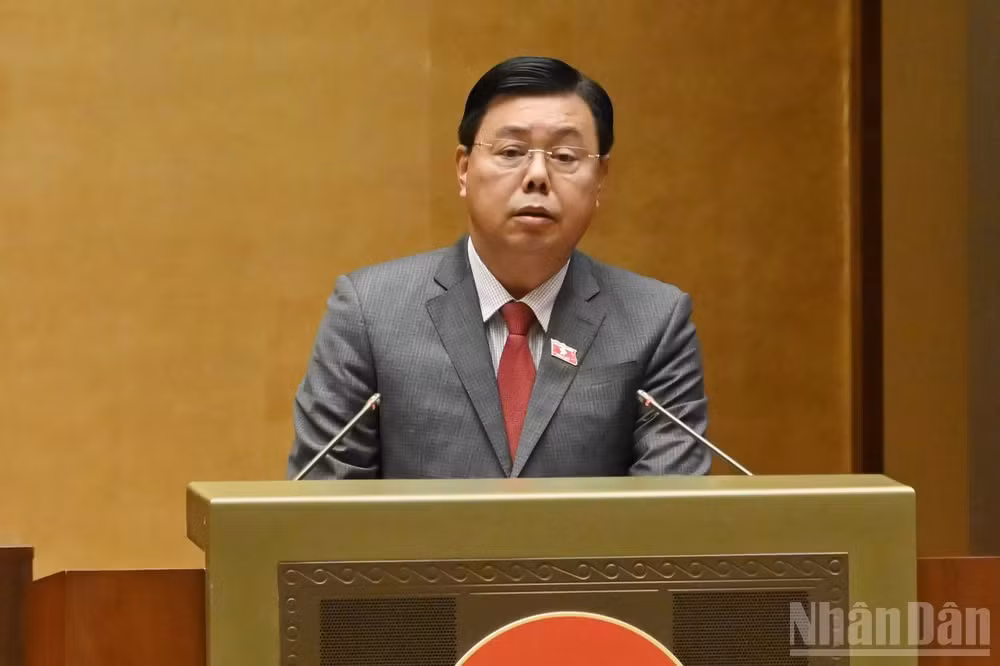 Bộ trưởng Nội vụ Nguyễn Tiến Hải trình bày tờ trình. (Ảnh: THỦY NGUYÊN)
