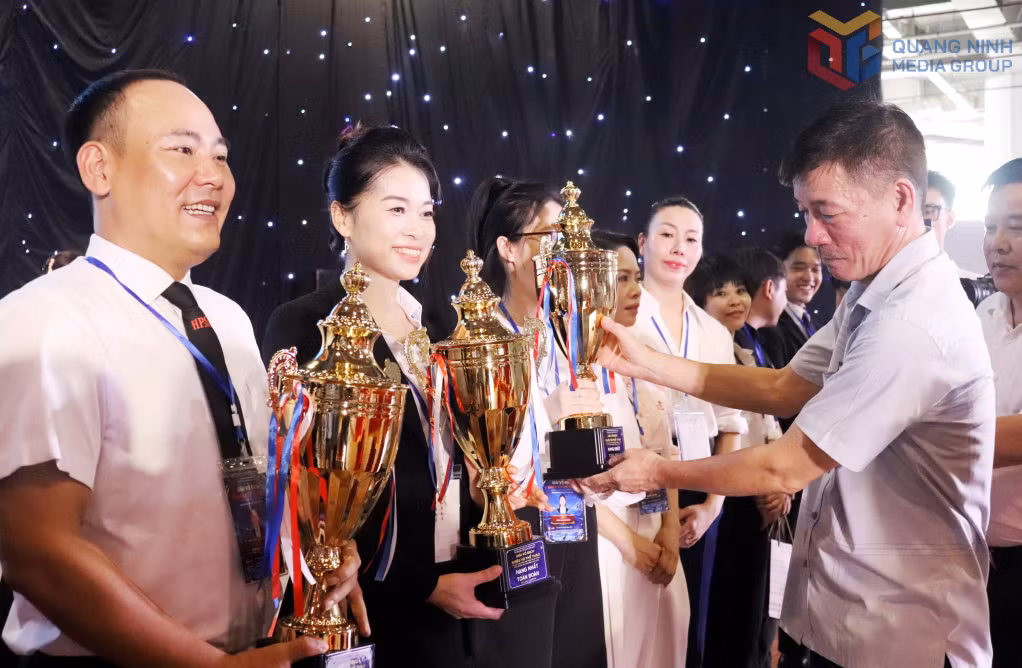 Nhân dịp này, BTC cũng trao cúp tri ân cho các đội có đóng góp tích cực vào thành công của giải.