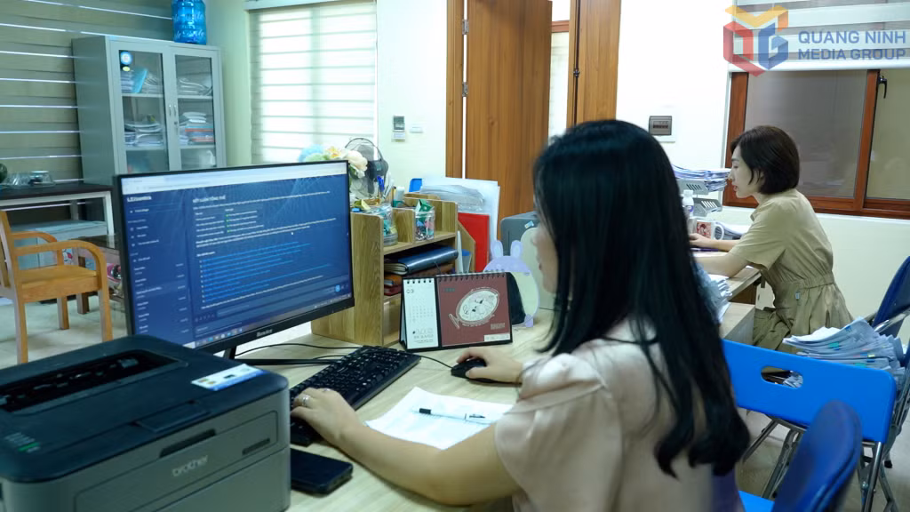 Cán bộ Sở Tư pháp ứng dụng Trợ lý AI tra cứu hệ thống pháp luật Việt Nam do Bộ Tư pháp triển khai&nbsp;trong hoạt động nghiệp vụ, chuyên môn.