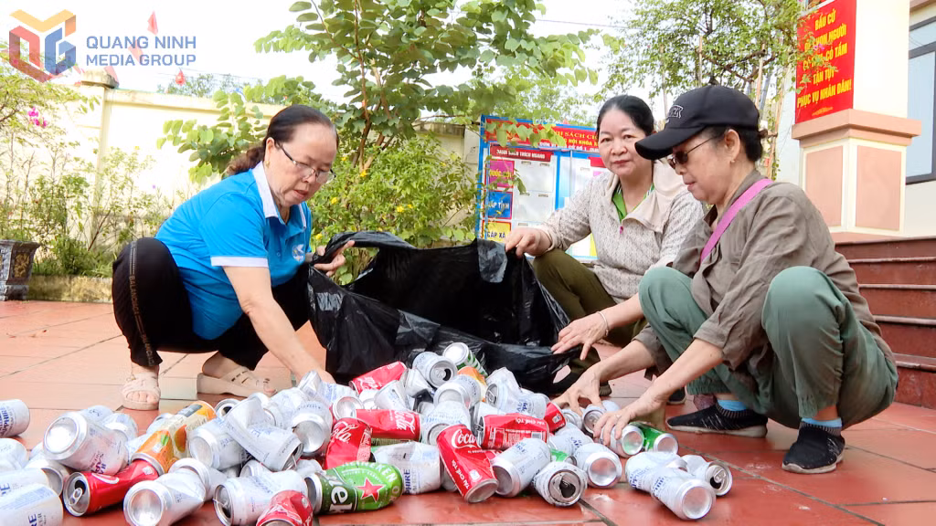 Hội viên phụ nữ khu phố 1, phường Quang Hanh, thu gom rác thải nhựa để bảo vệ môi trường và gây quỹ an sinh.