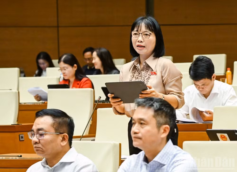 Đại biểu Nguyễn Thị Việt Nga, Phó trưởng Đoàn đại biểu Quốc hội chuyên trách thành phố Hải Phòng phát biểu tại hội trường. (Ảnh: DUY LINH)