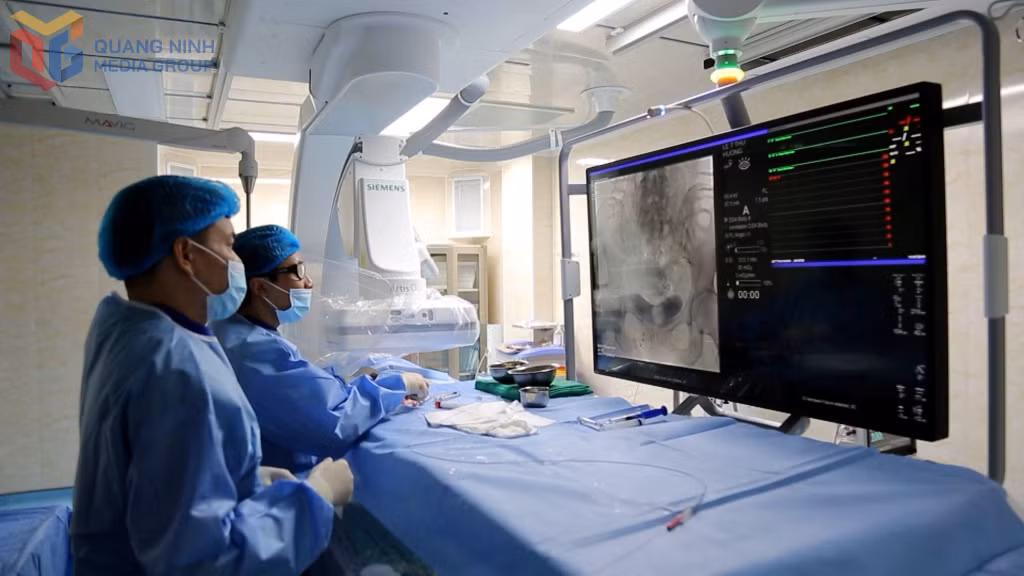 Các bác sĩ Bệnh viện Đa khoa tỉnh thực hiện can thiệp cấp cứu cho bệnh nhân đột quỵ.