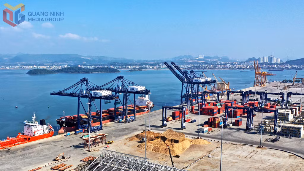 Cảng Cái Lân với hệ thống bến cảng nước sâu hiện đại, có khả năng tiếp nhận tàu trọng tải lớn, tạo thuận lợi cho hoạt động xuất, nhập khẩu hàng hóa, logistics và phát triển kinh tế biển.