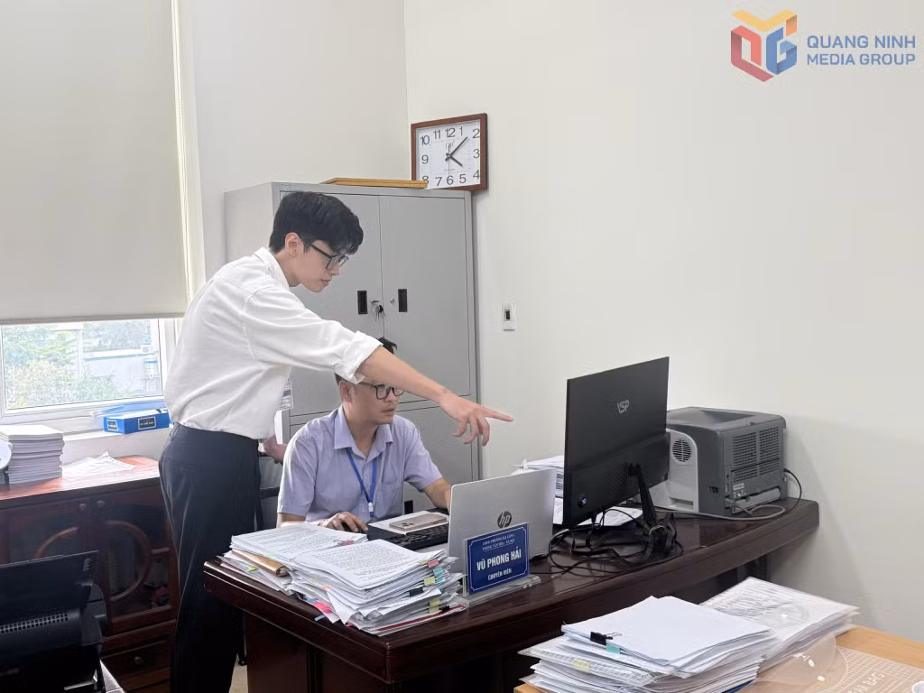 Công chức Phòng Văn hóa - Xã hội, UBND phường Hạ Long, trao đổi nghiệp vụ trong quá trình thực hiện nhiệm vụ chuyển đổi số. Ảnh: Hiểu Trân