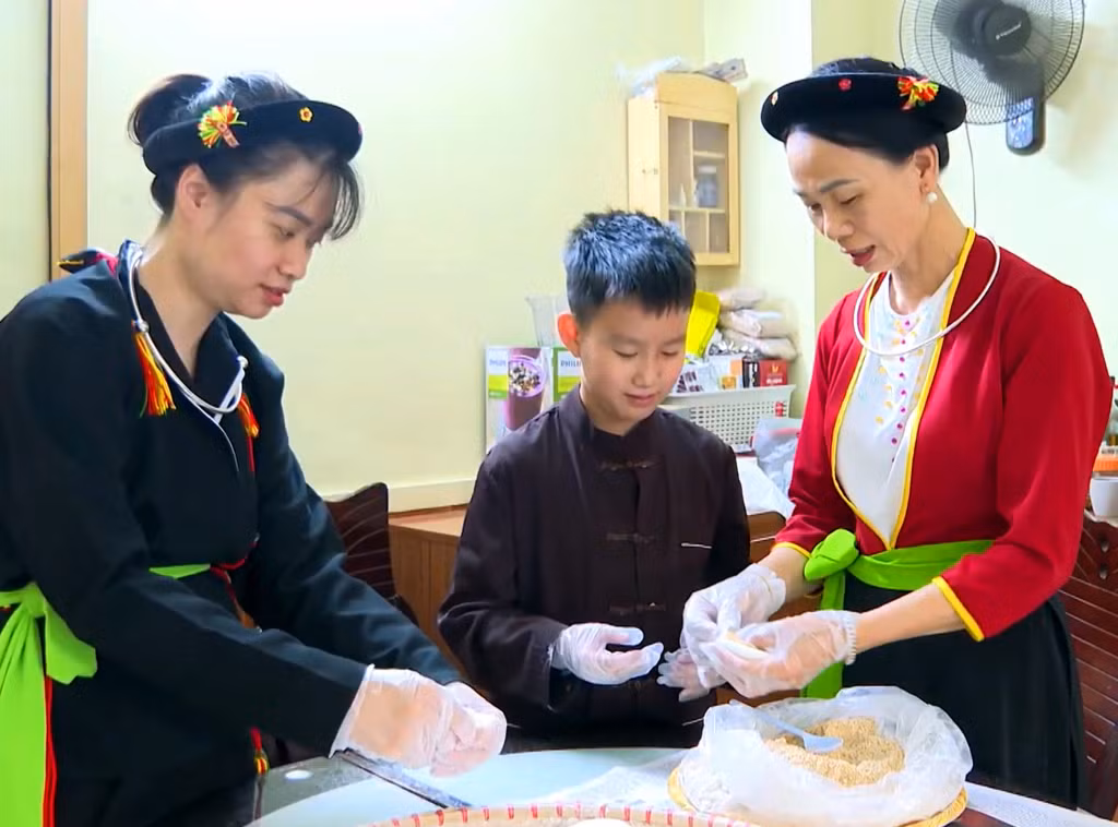 Trang phục của phụ nữ Sán Dìu trong sinh hoạt hằng ngày.