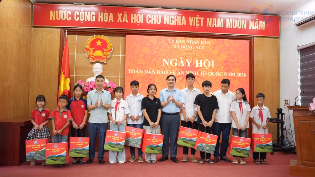 Lãnh đạo xã Đông Ngũ trao tặng quà cho các em học sinh có hoàn cảnh khó khăn trên địa bàn.