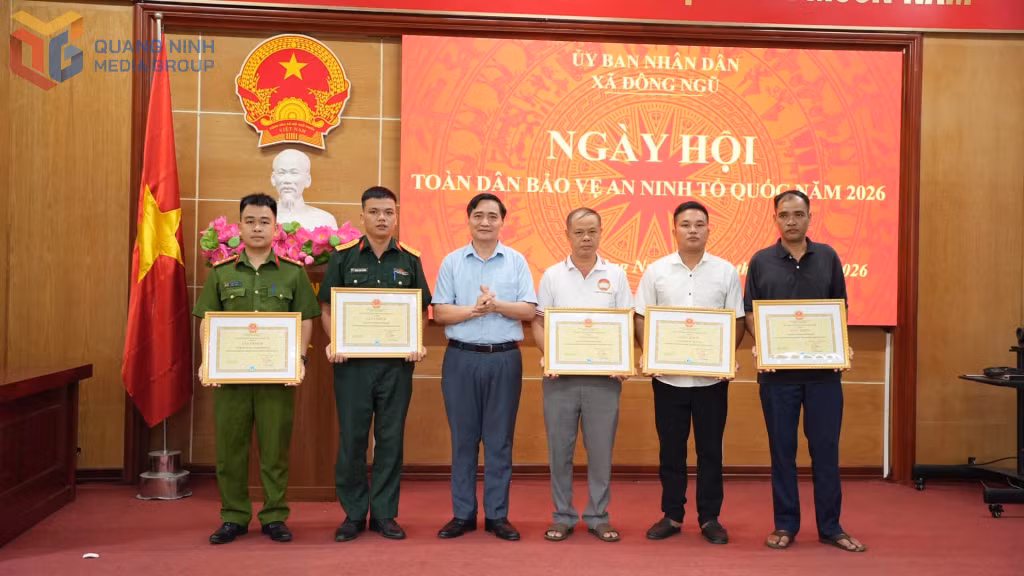 Lãnh đạo xã Đông Ngũ khen thưởng cho các tập thể có thành tích xuất sắc trong phong trào Toàn dân bảo vệ an ninh Tổ quốc năm 2026.