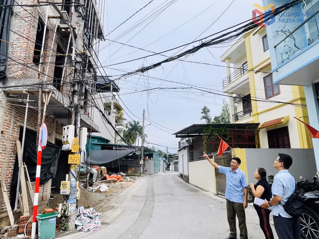 Tình trạng chồng chéo dây cáp viễn thông trên các cột điện tại nhiều tuyến phố ở tổ 7, khu Hà Trung 1, phường Hà Lầm. (Ảnh chụp tháng 6/2026).