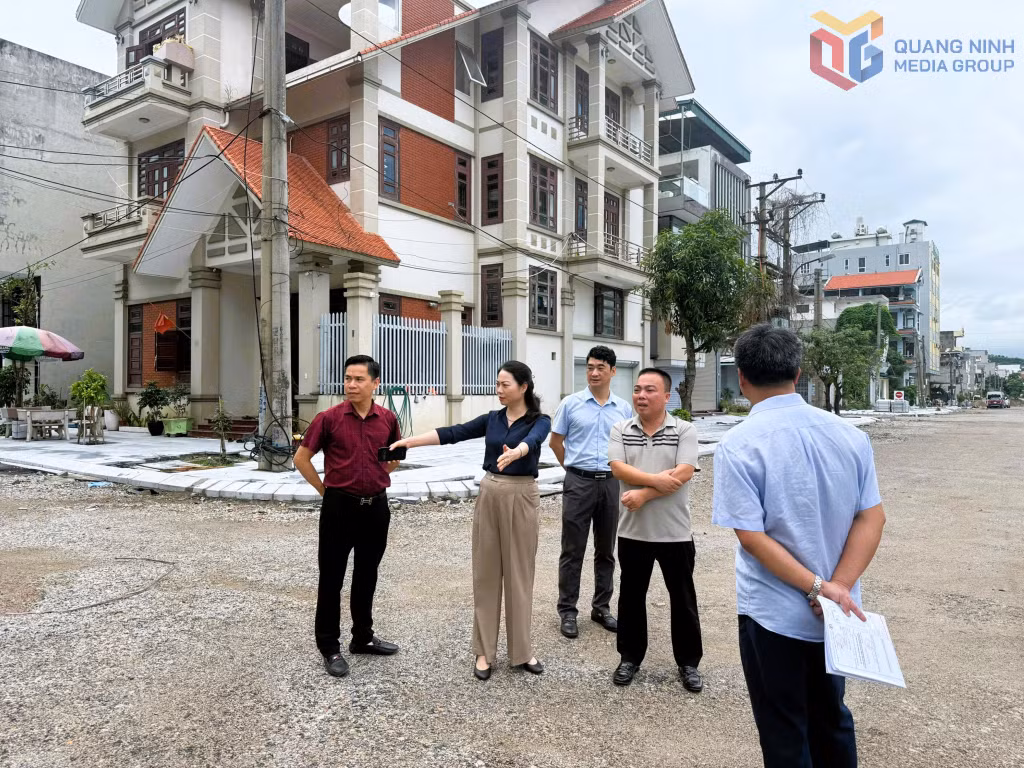 Lãnh đạo phường Hồng Gai khảo sát xây dựng phương án khắc phục triệt để tình trạng ngập khi triều cường tuyến đường Trần Thái Tông. Ảnh: Hồng Việt