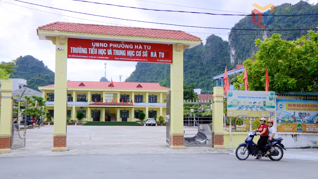 Chị Nguyễn Thị Hiền (khu 8, phường Hà Tu) yên tâm khi năm học mới con chị sẽ được đến trường bằng xe buýt hiện đại, an toàn.