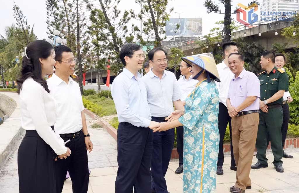 Đồng chí Vũ Quyết Tiến, Phó Bí thư Tỉnh ủy, Chủ tịch Ủy ban MTTQ tỉnh, trò chuyện cùng nhân dân phường Hồng Gai được thụ hưởng lợi ích các công trình dân sinh.