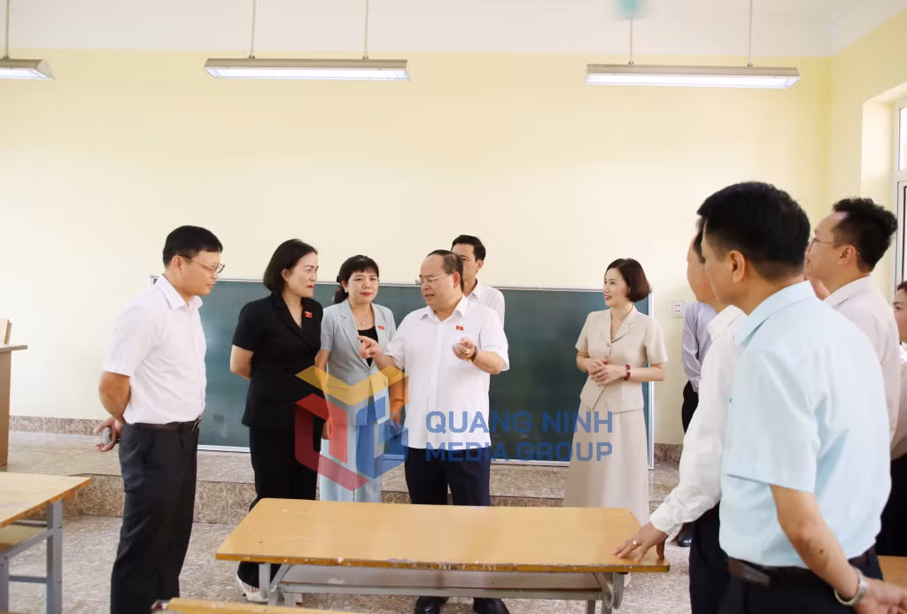 Đồng chí Quản Minh Cường, Ủy viên Trung ương Đảng, Bí thư Tỉnh ủy, Trưởng Đoàn ĐBQH tỉnh khảo sát cơ sở vật chất tại Trường THCS Bãi Cháy (7-2026). Ảnh: Thu Chung