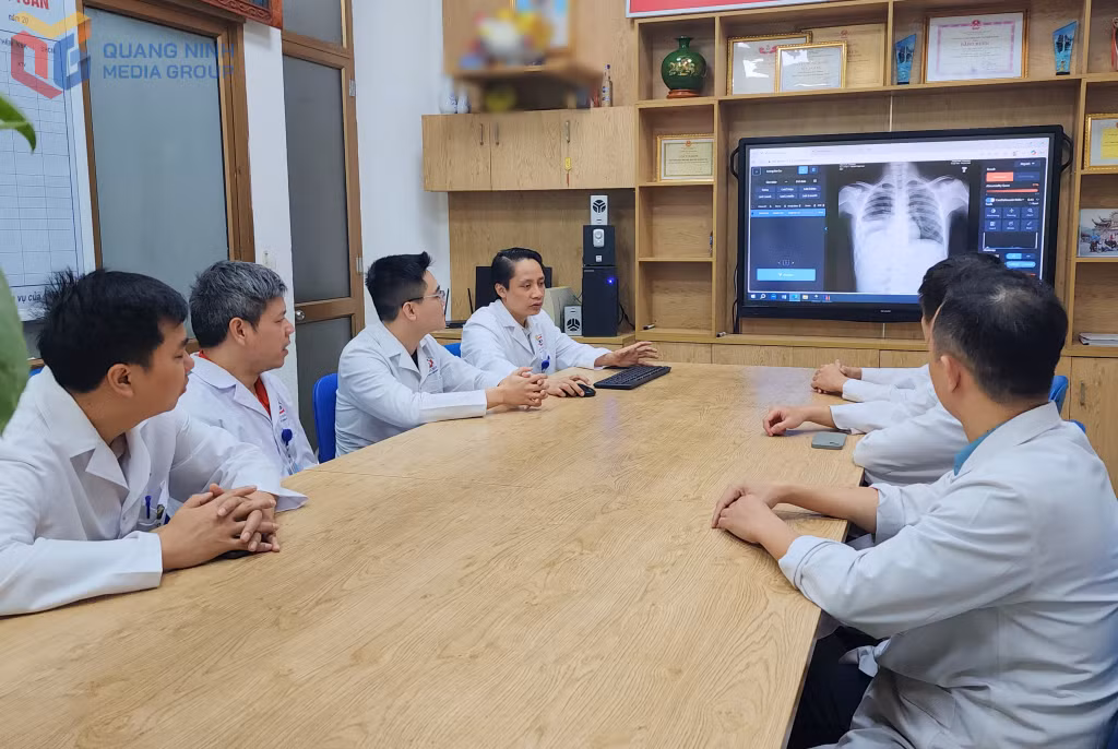 Các bác sĩ, kỹ thuật viên Khoa Chẩn đoán hình ảnh (Bệnh viện Đa khoa tỉnh) hội chẩn ca bệnh trên hệ thống AI hỗ trợ phân tích hình ảnh X-quang. Ảnh: Nguyễn Hoa