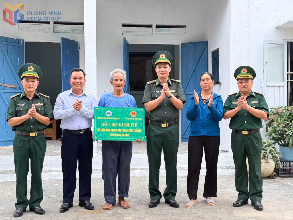 Đồn Biên phòng cửa khẩu Cảng Vạn Gia trao kinh phí hỗ trợ xây nhà cho gia đình có hoàn cảnh khó khăn xã Vĩnh Thực.