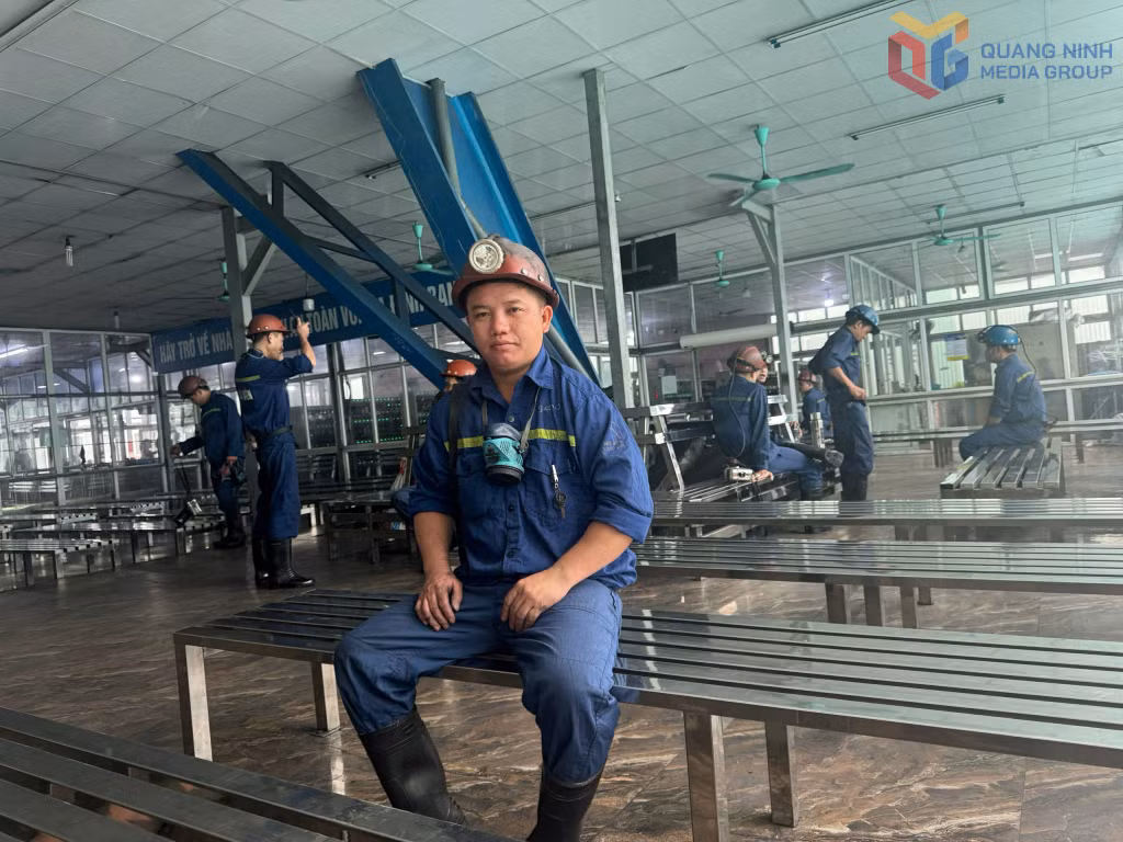 Thợ lò Sùng A Nhè chuẩn bị vào ca.