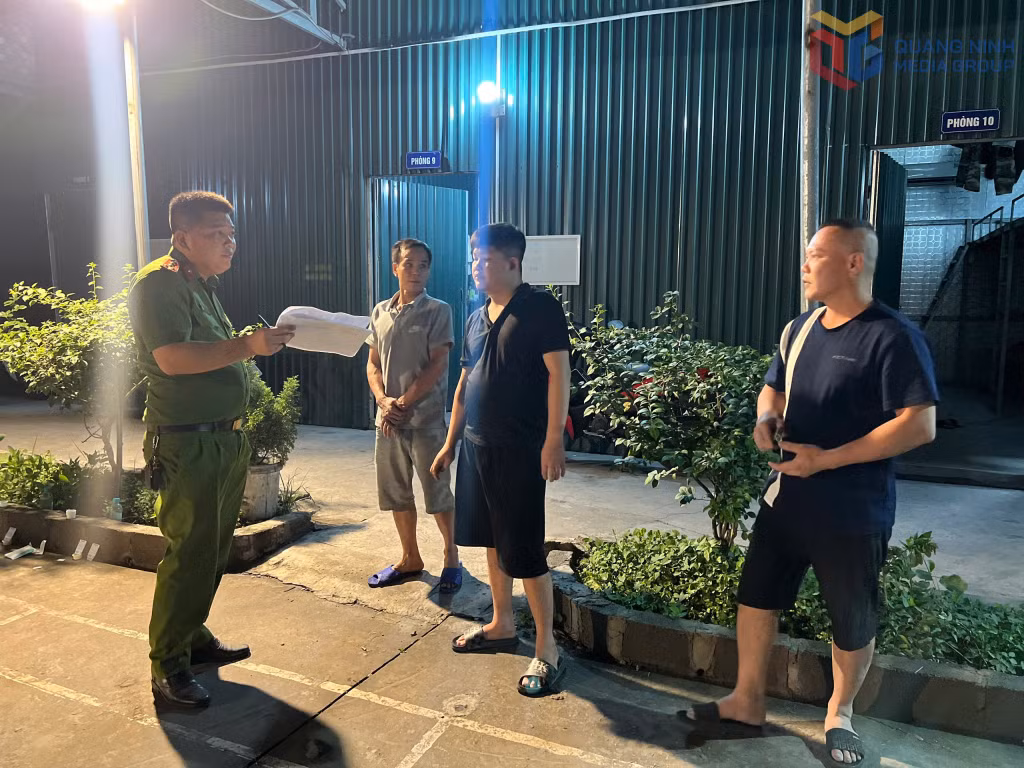 Công an phường Quang Hanh rà soát, xét nghiệm chất ma túy trong cơ thể đối với công nhân tạm trú trên địa bàn. Ảnh: Khánh Nam