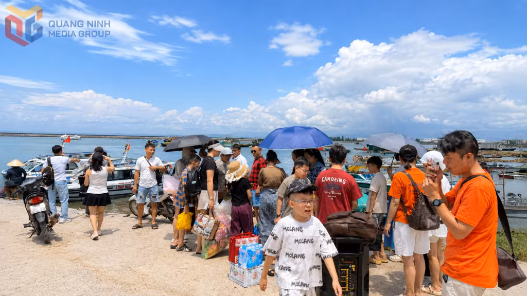 Du khách chờ lên xuồng sang đảo Cái Chiên trong ngày 11/7/2026.