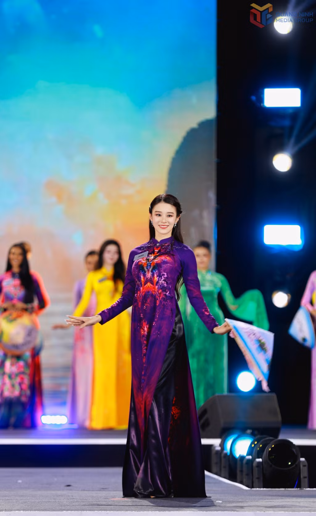 Vẻ đẹp dịu dàng như một nàng thơ của hoa hậu Nhật Bản trong tà áo dài màu tím mộng mơ.