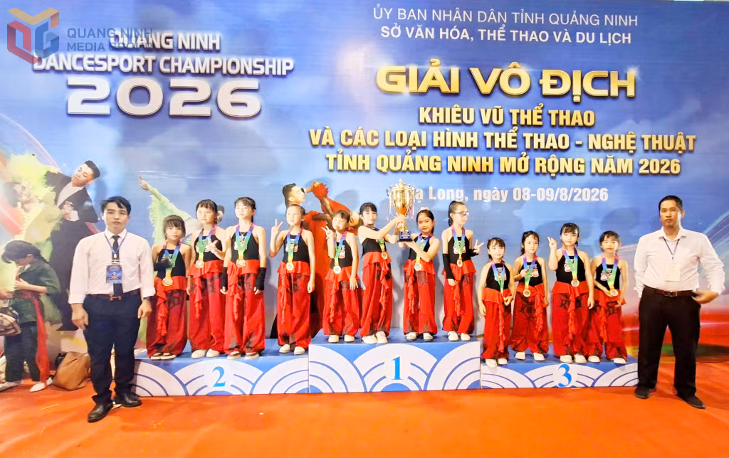 Ban Tổ chức trao giải cho các đội thi Khiêu vũ hiện đại có thành tích xuất sắc.