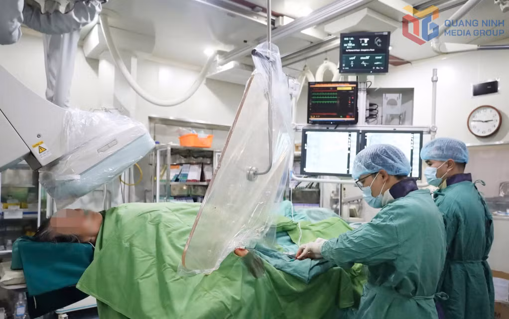 Các bác sĩ Bệnh viện Việt Nam - Thụy Điển Uông Bí thực hiện ca can thiệp đặt stent mạch vành cho người bệnh.