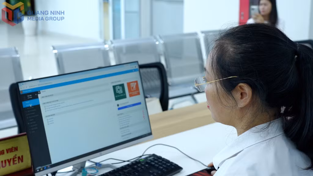 Công chứng viên Phòng Công chứng số 1 Quảng Ninh tra cứu hồ sơ trên hệ thống thông tin ngăn chặn