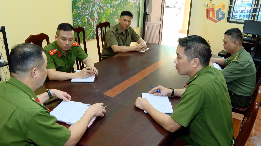 Công an xã Tiên Yên họp bàn nội dung tuyên truyền trong tuần.