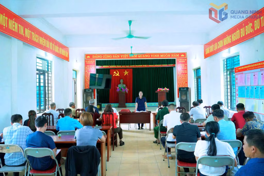 Chi bộ khu phố Trại Lốc, phường An Sinh tổ chức sinh hoạt chi bộ thường kỳ.