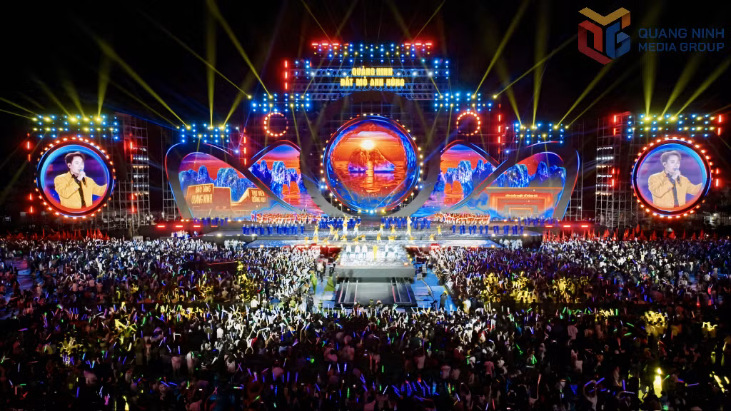 Concert “Quảng Ninh - Đất mỏ anh hùng” thu hút đông đảo người dân và khách du lịch đến thưởng thức, hòa mình vào không khí sôi động của chương trình.