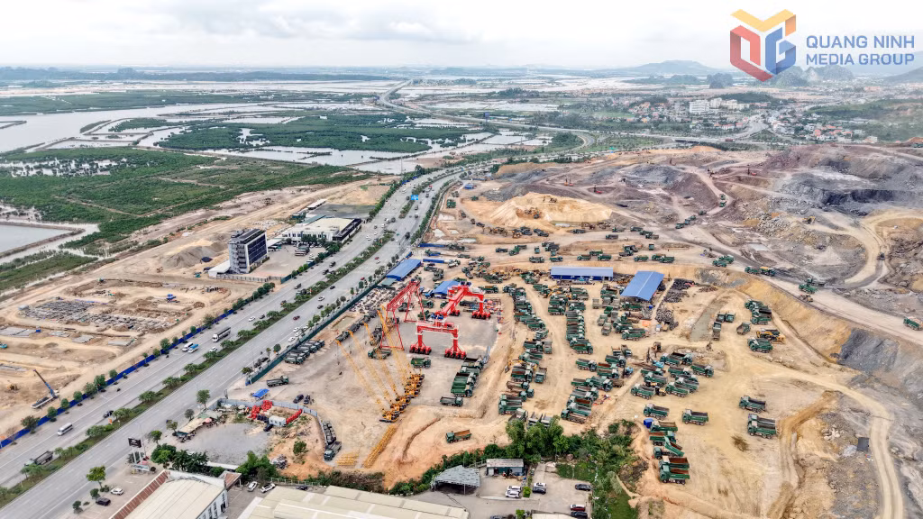 Nhà thầu tập kết phương tiện máy móc, kỹ thuật thi công dự án đường sắt tốc độ cao và khu đô thị Hạ Long Xanh. 