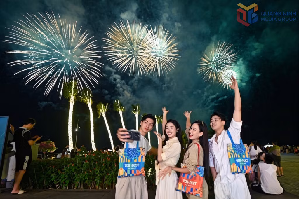 Du khách thích thú lưu lại màn pháo hoa nghệ thuật rực rỡ sắc màu giữa Kỳ quan Di sản thiên nhiên thế giới vịnh Hạ Long.