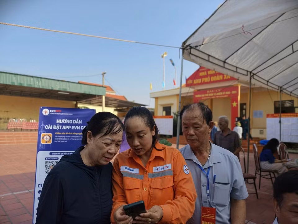 Nhân viên các Điện lực trực thuộc hướng dẫn cài đặt App EVN CSKH cho các khách hàng sử dụng điện trên địa bàn tỉnh, trong ngày bầu cử Khu trưởng.