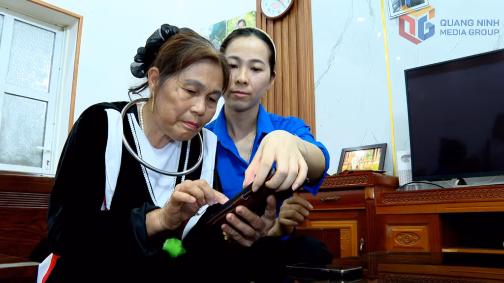 Đoàn viên thanh niên xã Hải Lạng hướng dẫn chị Hà Thị Phượng, thôn Thống Nhất, sử dụng các tiện ích số.