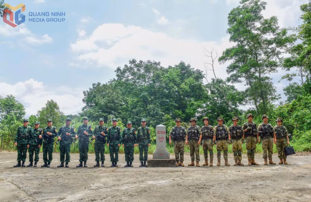 Đồn Biên phòng Pò Hèn tuần tra chung với Trạm hội ngộ hội đàm BĐBP đặc khu Phòng Thành, Quảng Tây, quân giải phóng nhân dân Trung Quốc tại mốc 1346&nbsp; 1(2).