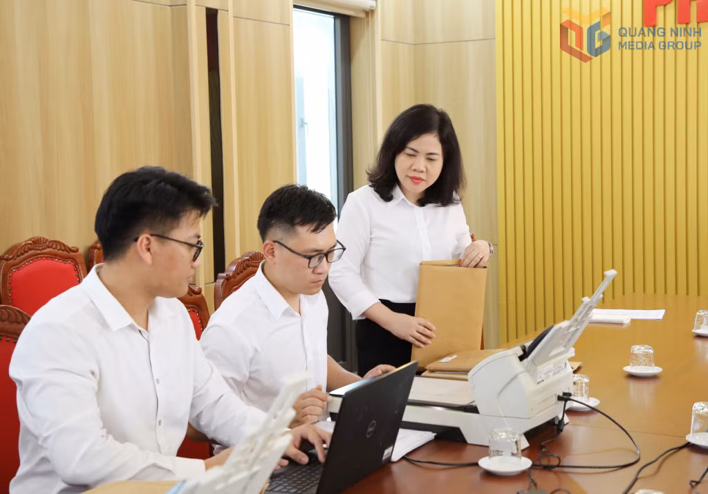 Ban Xây dựng Đảng phường Mạo Khê thực hiện số hóa hồ sơ đảng viên.