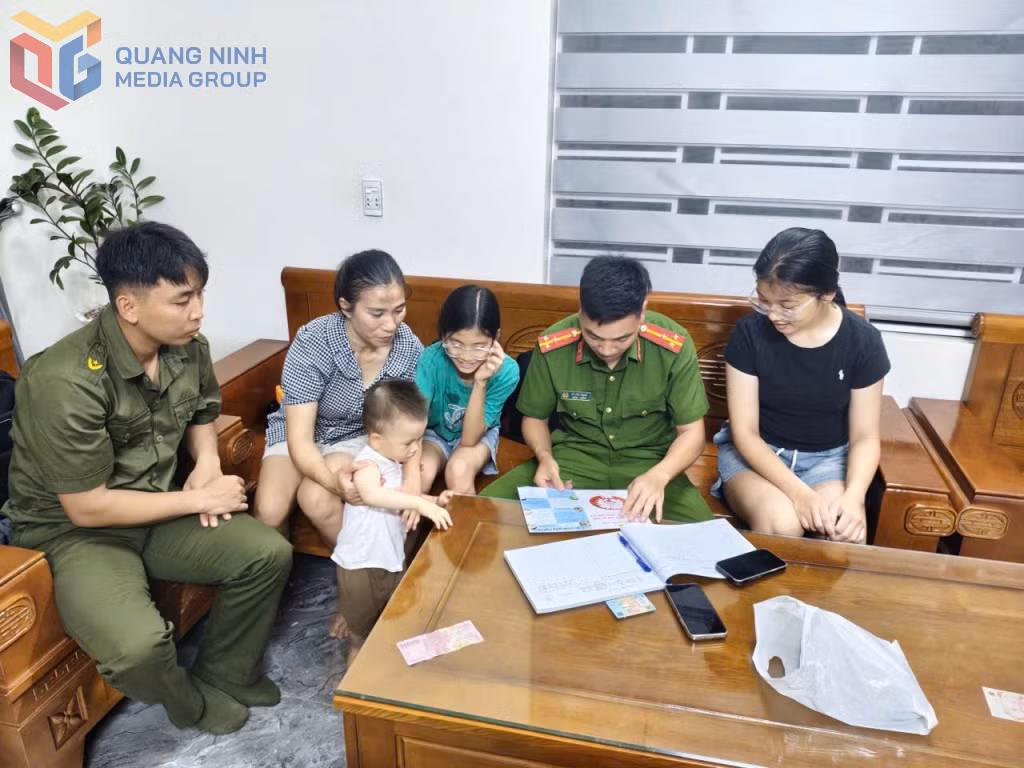 Công an xã Hải Lạng trực tiếp tuyên truyền pháp luật để nâng cao ý thức chấp hành cho người dân trên địa bàn. 