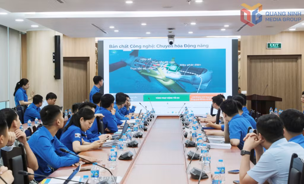 Các tác giả trình bày đề tài tại Hội thi 