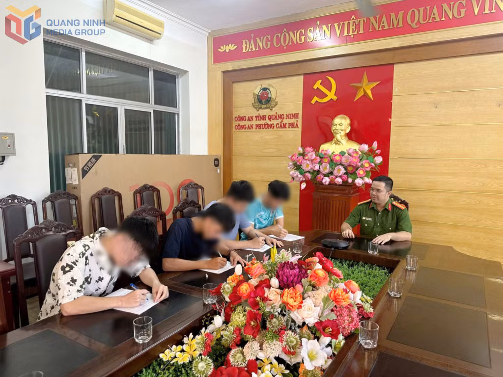 Cán bộ Công an phường Cẩm Phả tuyên truyền, giáo dục pháp luật cho thanh thiếu niên trên địa bàn.&nbsp;Ảnh: Công an phường Cẩm Phả cung cấp